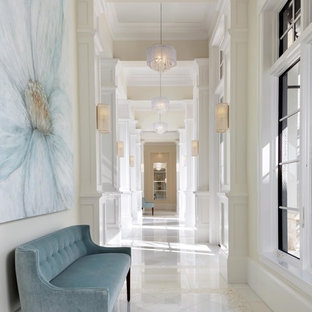 Idéer för att renovera en stor vintage hall, med vita väggar, marmorgolv och vitt golv