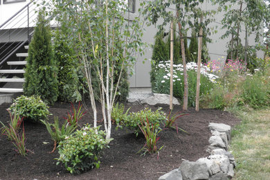 Inspiration for a front yard landscaping in Seattle.