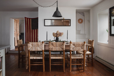 Foto de comedor de cocina de tamaño medio con paredes blancas, suelo de madera oscura y suelo marrón