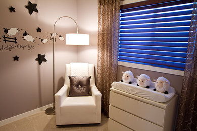 Cette photo montre une petite chambre de bébé neutre moderne avec un mur marron et moquette.