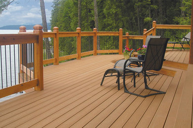 Inspiration for a mid-sized timeless rooftop deck remodel in Sacramento with no cover
