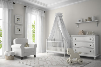 Réalisation d'une chambre d'enfant de 1 à 3 ans tradition de taille moyenne avec un mur beige, parquet clair, un sol gris et un plafond en bois.