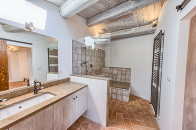 Immagine di una stanza da bagno rustica