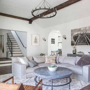 Mediterranes Wohnzimmer mit weißer Wandfarbe und dunklem Holzboden in Los Angeles