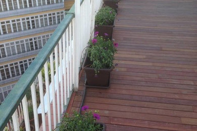 Diseño de terraza minimalista de tamaño medio sin cubierta en patio trasero con jardín de macetas