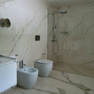 Bathroom flooring and wall cladding in Calacatta Oro Venato Lucidato - I Natural