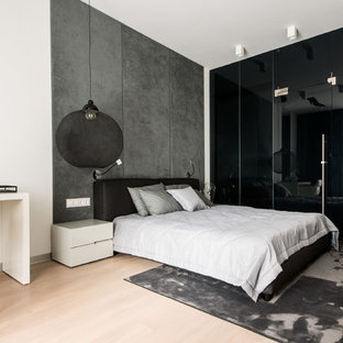 На фото: спальни в современном стиле с белыми стенами, светлым паркетным полом и бежевым полом для хозяев