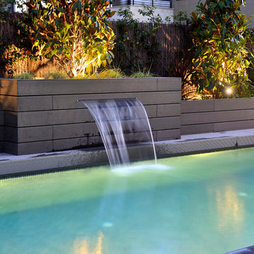Un jardín en torno a la piscina