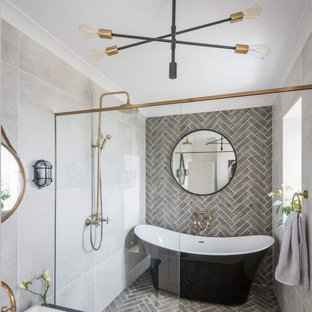 Idee per una stanza da bagno minimalista con ante nere, vasca con piedi a zampa di leone, doccia aperta, piastrelle grigie, piastrelle in gres porcellanato, pareti grigie, pavimento in gres porcellanato, top in quarzo composito, pavimento bianco, doccia aperta e top bianco