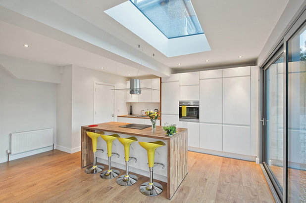 Современный Кухня by Kube Kitchens UK