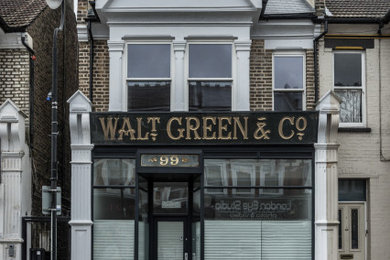 ロンドンにあるモダンスタイルのおしゃれな家の外観 (漆喰サイディング、デュープレックス) の写真