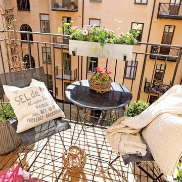 På Narvavägens solsida, stilfull våning med balkong & öppen spis