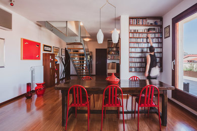 Immagine di una sala da pranzo aperta verso il soggiorno design con pareti bianche, parquet scuro e pavimento marrone