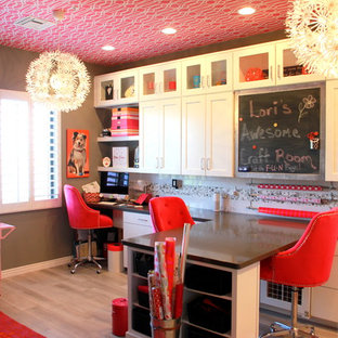 フェニックスの大きいモダンスタイルのおしゃれな家事室 (アンダーカウンターシンク、シェーカースタイル扉のキャビネット、白いキャビネット、クオーツストーンカウンター、白い壁、磁器タイルの床、上下配置の洗濯機・乾燥機) の写真