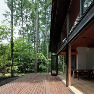 他の地域のモダンスタイルのおしゃれなテラス・中庭 (デッキ材舗装、張り出し屋根) の写真