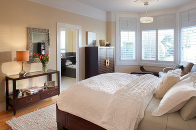 Bedroom - transitional bedroom idea in San Francisco