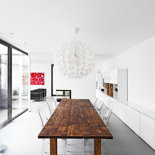 ドレスデンの巨大なエクレクティックスタイルのLDKの画像 (白い壁、暖炉なし)