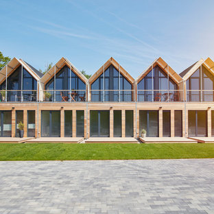 Großes, Zweistöckiges, Braunes Skandinavisches Reihenhaus mit Holzfassade, Satteldach und Blechdach in Hamburg