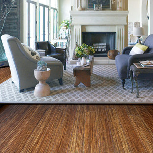 Mittelgroßes, Repräsentatives, Fernseherloses, Offenes Mediterranes Wohnzimmer mit beiger Wandfarbe, Bambusparkett, Kamin und Kaminsims aus Stein in Chicago