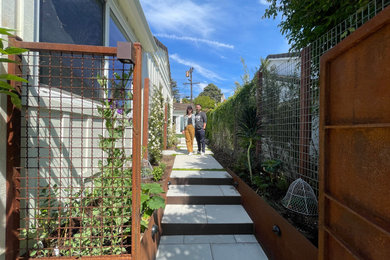 Inspiration for a small mid-century modern side yard metal fence landscaping in Los Angeles for spring.