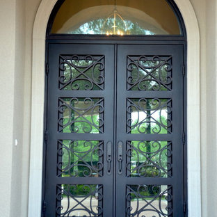 Ispirazione per una grande porta d'ingresso classica con una porta a due ante e una porta in metallo