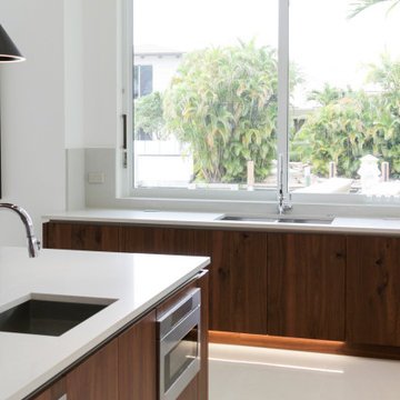 Sophisticated High Gloss with a natural touch of Walnut