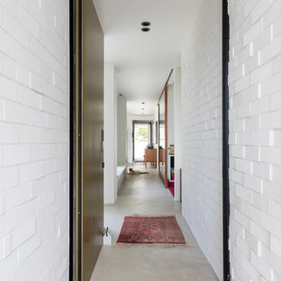 Inspiration för en mellanstor eklektisk foajé, med vita väggar, betonggolv, en enkeldörr, mellanmörk trädörr och grått golv