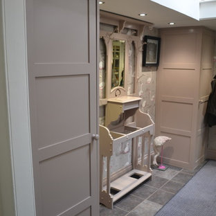 Inspiration för en shabby chic-inspirerad hall