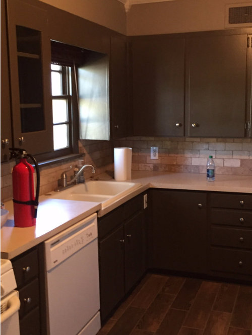 What colors to use to make small kitchen appear bigger?