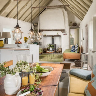 コーンウォールのラスティックスタイルのLDKの画像 (白い壁、薪ストーブ、グレーの床)