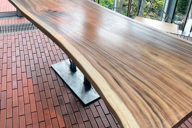 Baumstamm Tisch für Wintergarten mit robuster Beschichtung und Epoxidharz