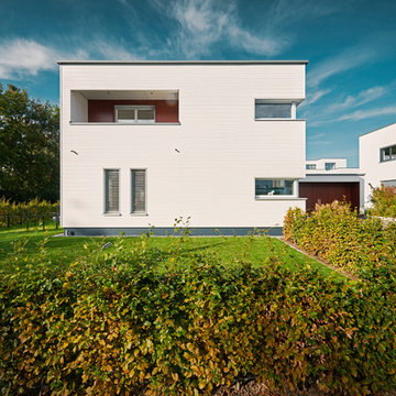 Einfamilienhaus mit Holzfassade in weiss