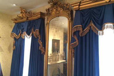 Ornate living room photo in Chicago