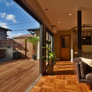 他の地域のアジアンスタイルのおしゃれなデッキ (日よけなし) の写真