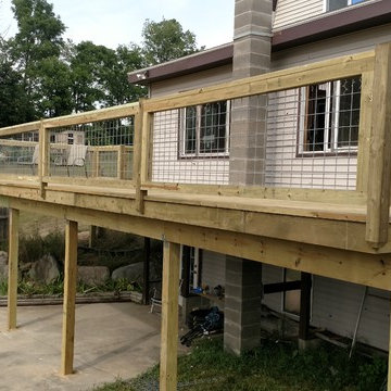 Deck with hog fence railing