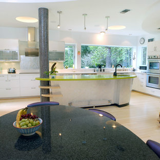 Ejemplo de cocina comedor en L, bohemia, con armarios con paneles lisos, puertas de armario blancas, electrodomésticos de acero inoxidable y encimeras verdes