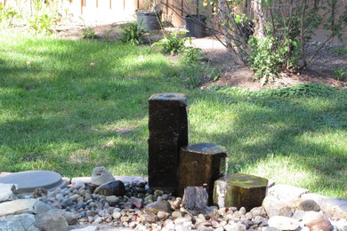 Inspiration for a traditional backyard garden for summer in Chicago with natural stone pavers.