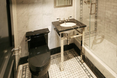 Bathroom - bathroom idea in New York