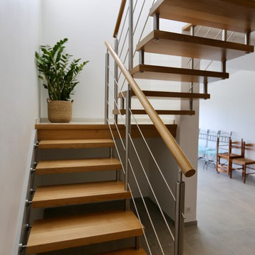 Escalier autoporteur, deux quart tournant à palier, en chêne massif