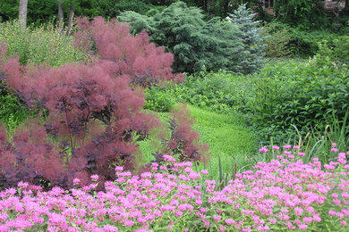 Inspiration for a traditional landscaping in Philadelphia.
