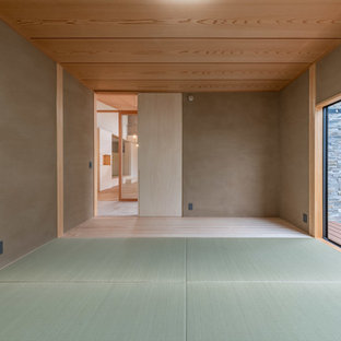 Immagine di una camera matrimoniale etnica di medie dimensioni con pareti beige, pavimento in tatami e pavimento blu