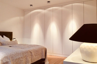 Mittelgroßes Modernes Hauptschlafzimmer mit beiger Wandfarbe, hellem Holzboden und beigem Boden in Frankfurt am Main