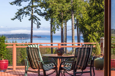 Inspiration for a transitional deck remodel in Seattle