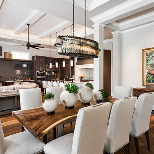 マイアミの中サイズのコンテンポラリースタイルのLDKの画像 (グレーの壁、無垢フローリング、茶色い床)