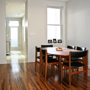 Kleines Modernes Esszimmer ohne Kamin mit Bambusparkett und weißer Wandfarbe in Washington, D.C.