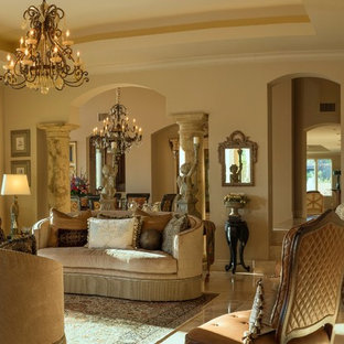 Großes, Repräsentatives, Fernseherloses Mediterranes Wohnzimmer mit beiger Wandfarbe, Travertin, Kamin und Kaminsims aus Beton in Phoenix