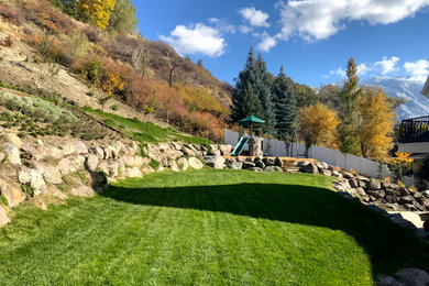 Diseño de jardín clásico de tamaño medio en patio trasero con muro de contención