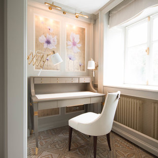 Пример оригинального дизайна интерьера: маленький рабочее место в классическом стиле с серыми стенами, полом из керамической плитки и отдельно стоящим рабочим столом