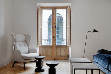 Diseño de salón tipo loft moderno grande con suelo de madera clara
