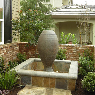 Mittelgroßer Eklektischer Garten im Sommer, hinter dem Haus mit direkter Sonneneinstrahlung und Natursteinplatten in Sacramento